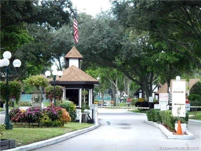 Building Photo - 3660 Inverrary Dr