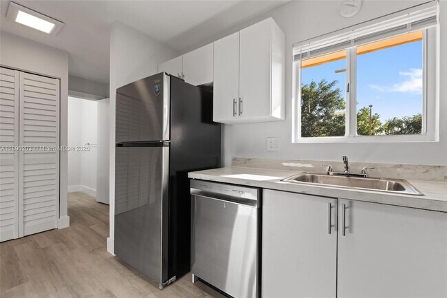Building Photo - 6255 SW Kendale Lakes Cir