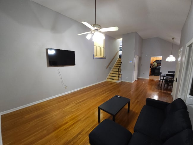 Building Photo - 1612 Kingsway Rd