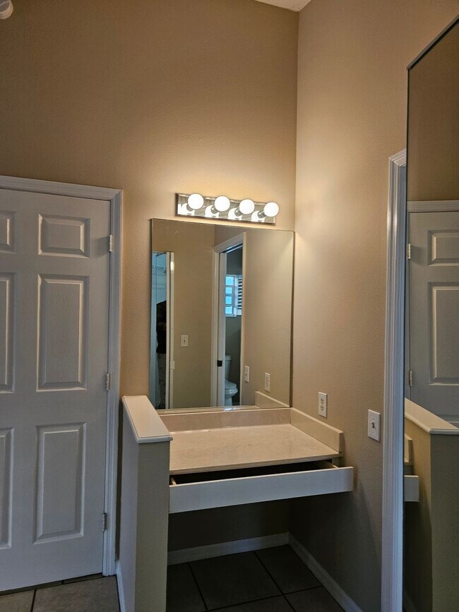 Foto del edificio - 627 25th Dr E