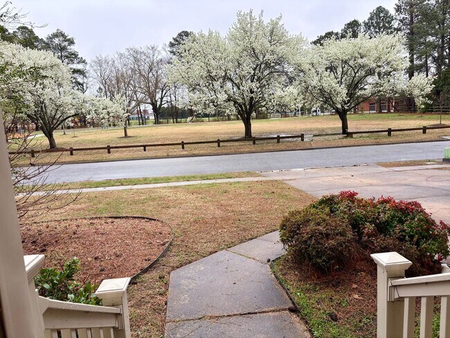 Foto del edificio - 3 BED / 2 BATH SINGLE FAMILY