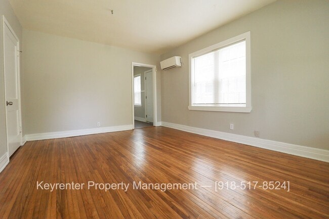 Building Photo - Newly Renovated Duplex!