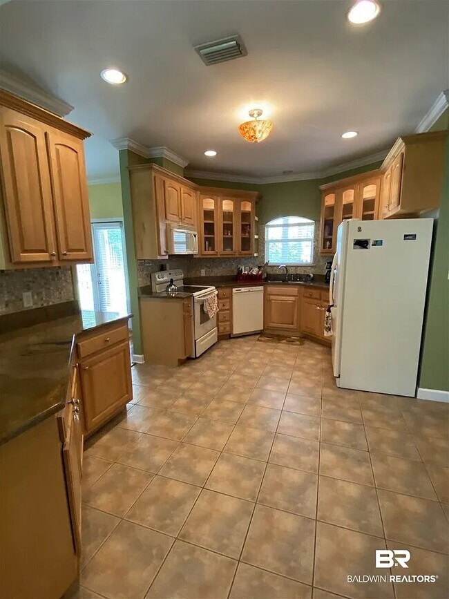 Building Photo - 106 Riveroaks Dr