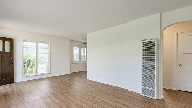 Building Photo - 313 Venice Way