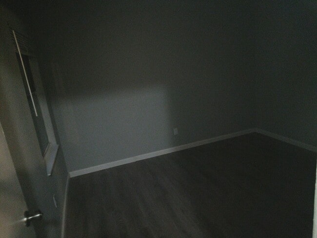 Building Photo - Townhomes 2 beds with den.  MOVE IN TODAY