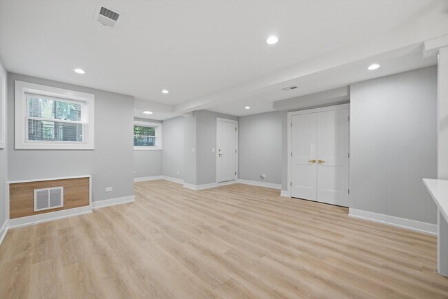 Building Photo - 2442 W Wilson Ave