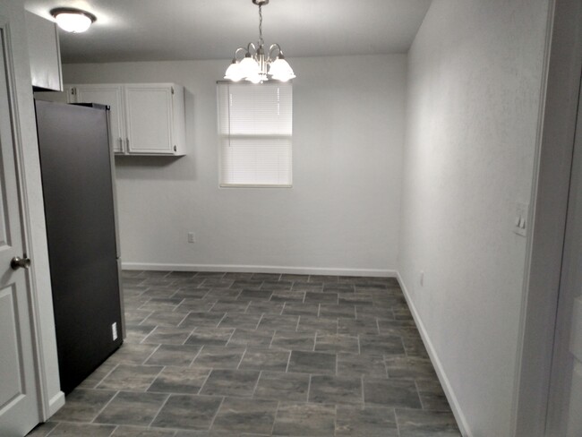Building Photo - 421 W Mesquite St
