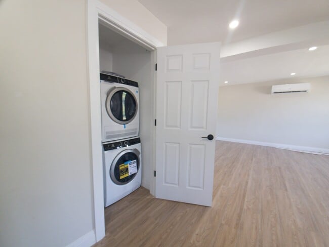 Building Photo - 368 Dufferin Av