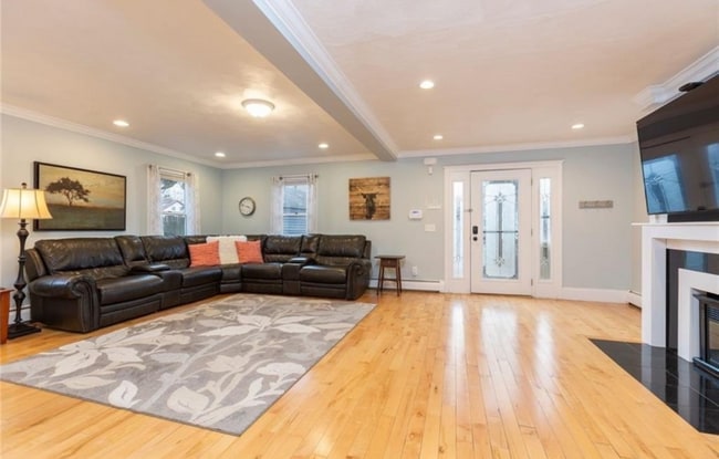 Building Photo - 32 Pilgrim Ave