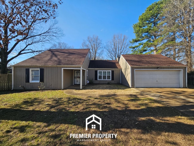 Spacious 4BR/3BA Memphis Home w/ Vaulted Ceilings, Hardwood Floors & 2-Car Garage - Spacious 4BR/3BA Memphis Home w/ Vaulted Ceilings, Hardwood Floors & 2-Car Garage
