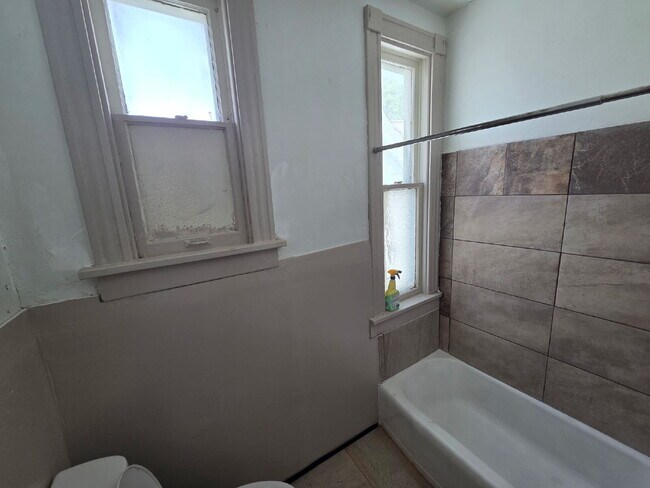 Foto del edificio - 2 Bedroom, 1 Bath Upper Unit