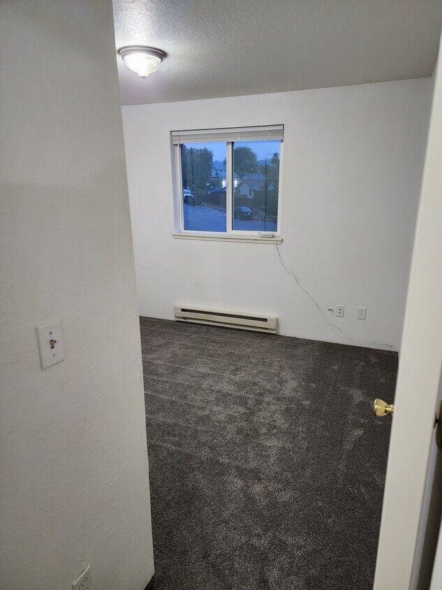 Foto principal - 3 bedroom 1 bath with Garage and Yard