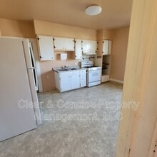 Building Photo - 298 E Oregon Ave