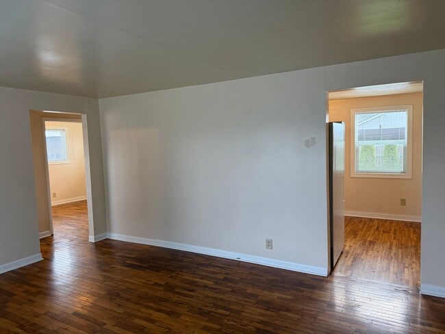 Building Photo - Updated 2 bedroom 1 bathroom house in Springfield!