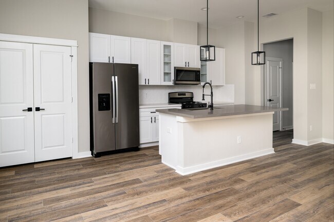 Foto del edificio - 417 Stonework Garden Ln