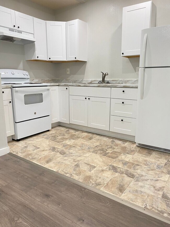 Building Photo - Newly Remodeled 2 Bedroom, 2 Bathroom Unit...