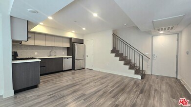 Building Photo - 5030 Rosewood Ave