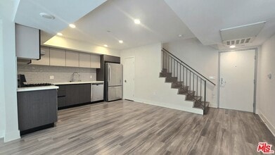 Building Photo - 5030 Rosewood Ave
