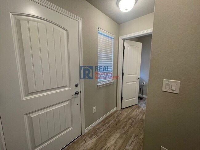 Foto del edificio - 5308 Pabst Dr