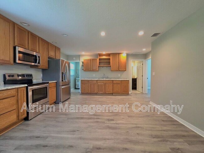 Foto del edificio - 7924 1/2 N Socrum Loop Rd