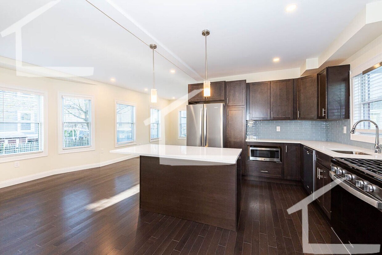 Foto principal - 9/1 Newly renovated 6BR/5BA single family ...
