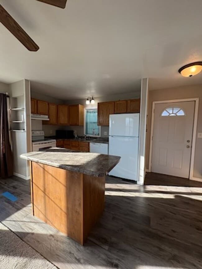 Building Photo - 3 BED | 2 BATH | SINGLE LEVEL | NORTH