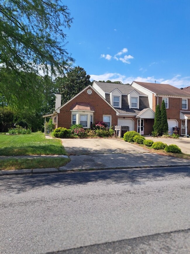 Building Photo - 2 Bedroom 2 Bathroom Townhome located in Great Bridge