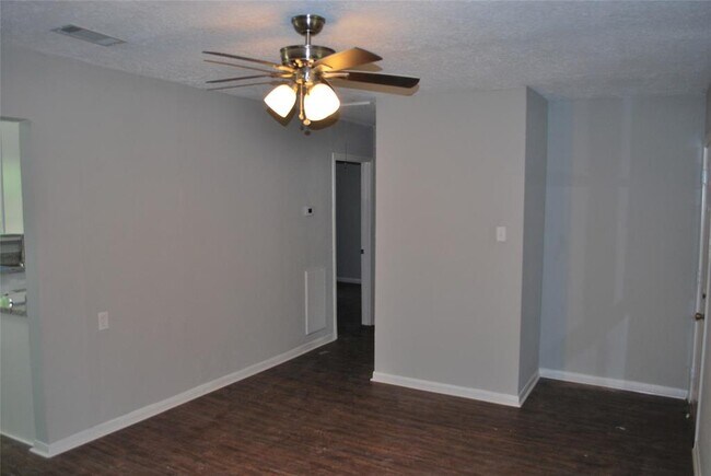 Building Photo - 113 E Witcher Ln