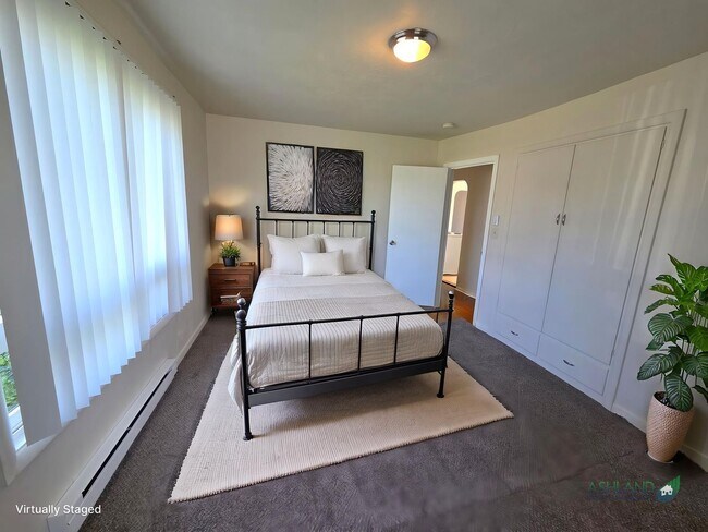 Building Photo - Charming three bedroom/one bath Medford Home | Available Now!