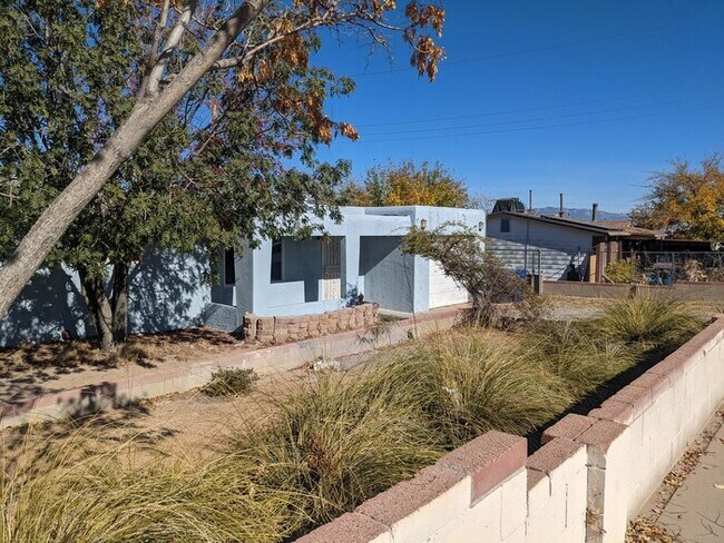 Building Photo - Beautiful 3 Bdrms/2 Baths corner lot