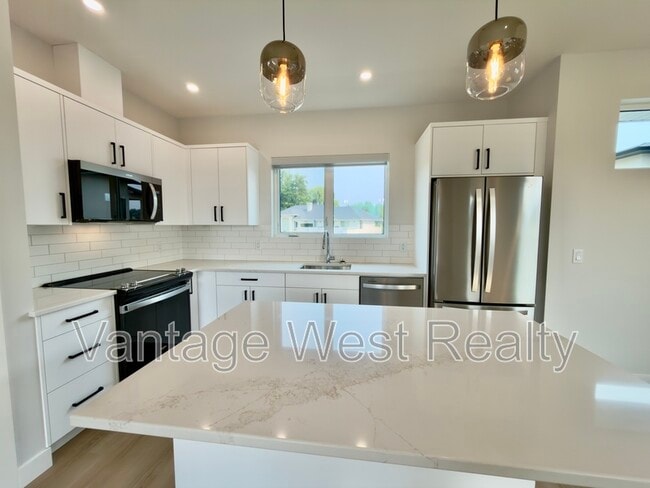 Building Photo - 306 Sumac Rd W