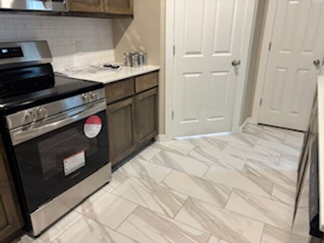 Foto del edificio - BRAND NEW HOME!  First month free!