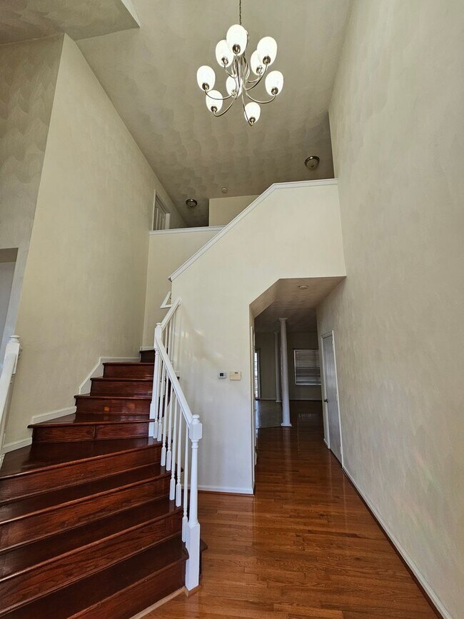 Foto del edificio - Beautiful Two-Story 4BR/2.5BA Home - Chest...