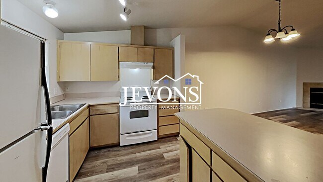 Building Photo - Inviting 3-bedroom duplex near Lakewood To...