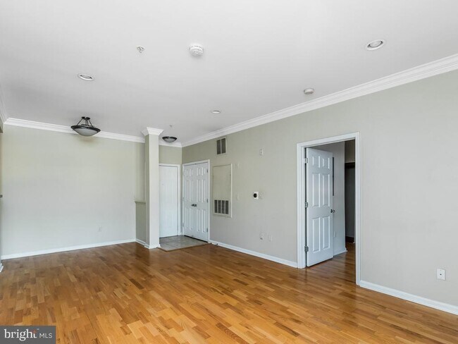 Building Photo - 4850 Eisenhower Ave