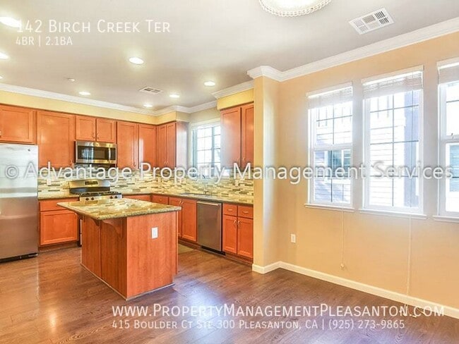 Building Photo - Exquisite Tri-Level 3 Bed w Office / 2.5 B...