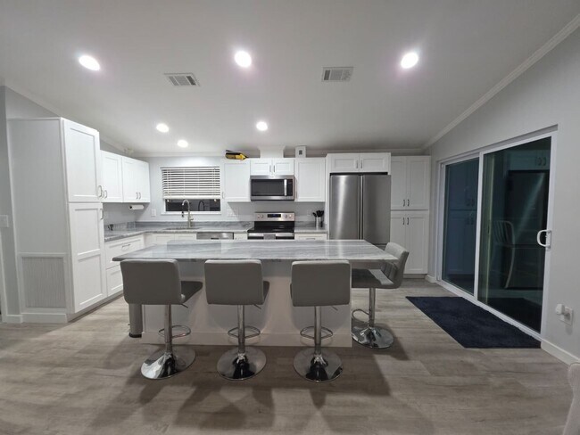 Foto del edificio - Newly Remodeled / Furnished 2 Bedroom / 2 Bathroom