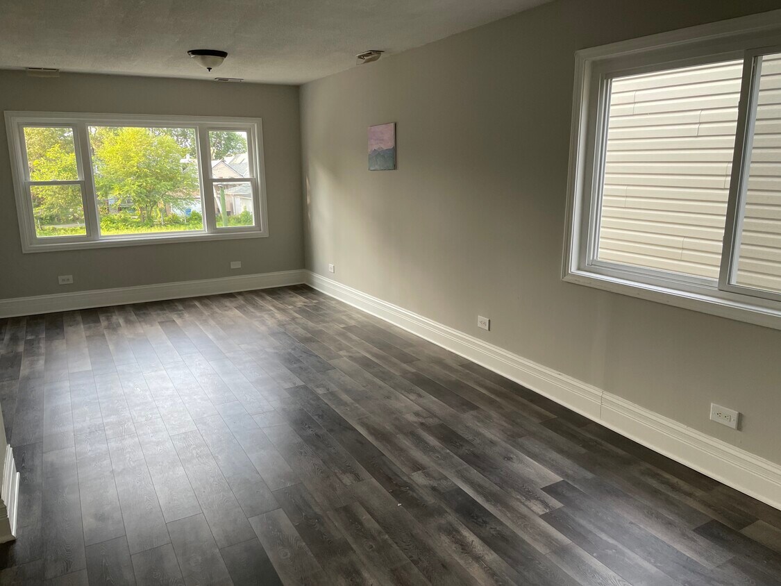 Living room/dinning room - 729 W 48th St