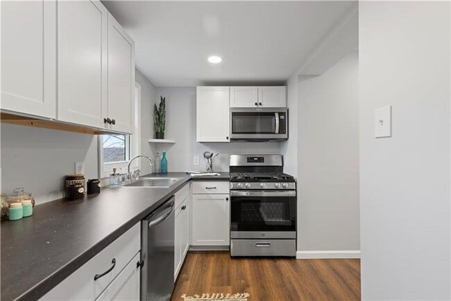 Foto del edificio - Spacious 4-Bedroom Home with Modern Updates & Private Driveway