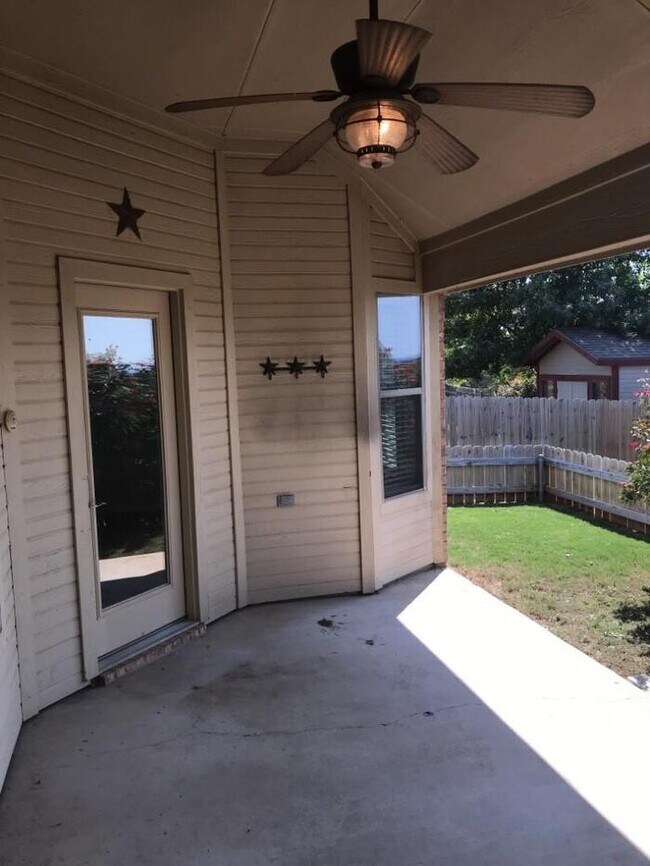 Building Photo - Meander Estates! Large corner lot 3/2/2 Co...