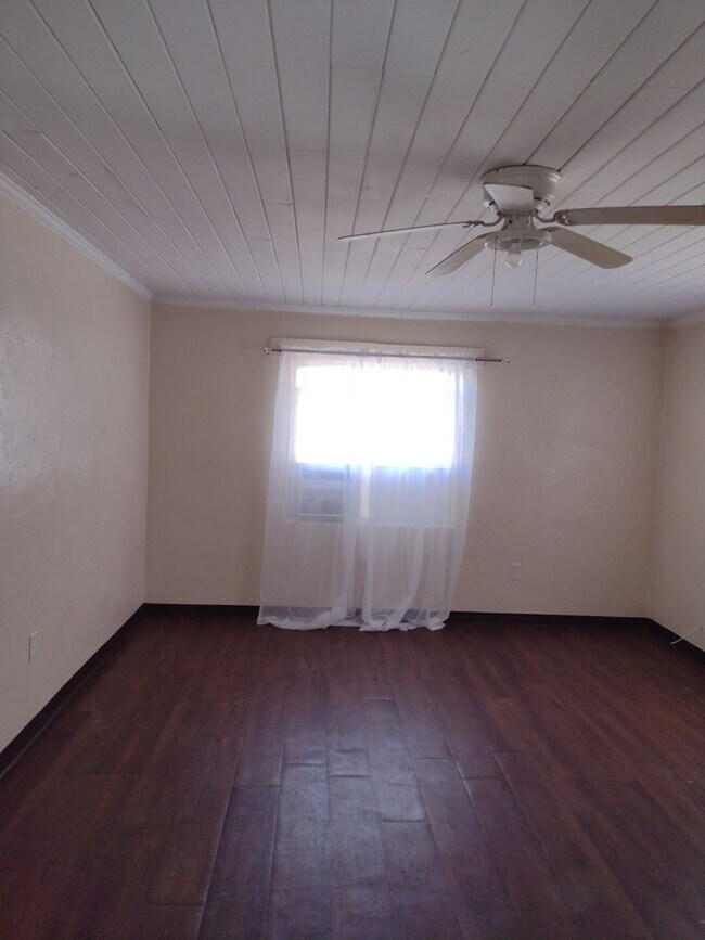 Building Photo - R5-HIG