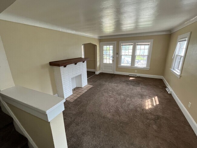 Building Photo - 3 Bed Home - South Side Neighborhood