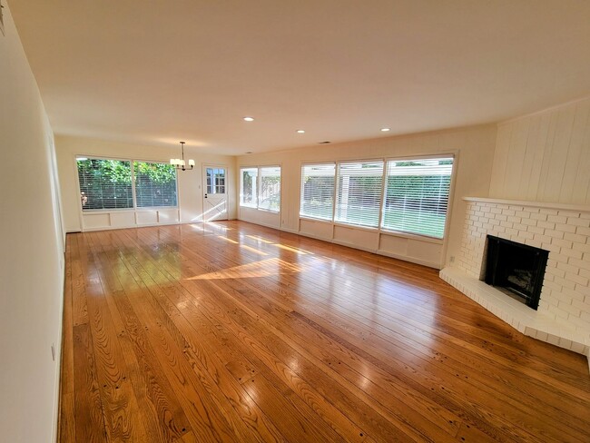 Building Photo - Stunning 3 Bed + 2 Bath Los Altos House - ...