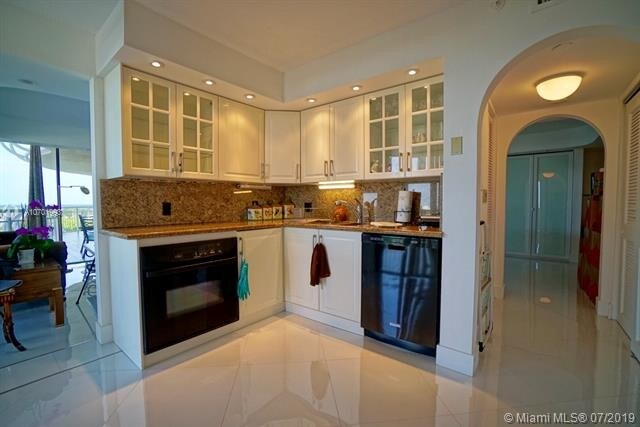 Building Photo - 2843 S Bayshore Dr  6D