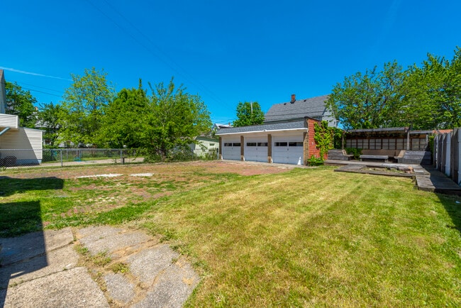 Building Photo - 1631 Lakewood Ave