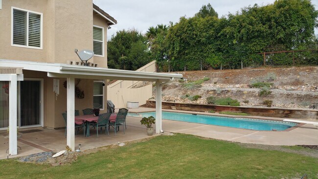 Foto del edificio - Beautiful Bonita Home, 4 Bedrooms, 2.5 Baths, 3 Car Garage, Pool!