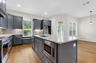 Building Photo - 404 Templeton Dr