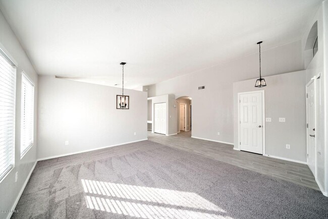 Foto del edificio - 1213 W Glenmere Dr