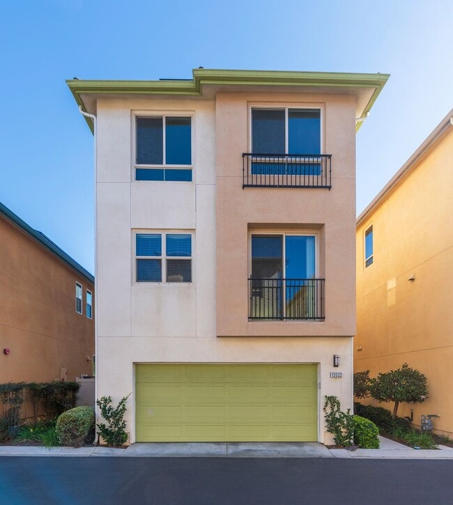 Foto del edificio - Secured and Quiet Townhome in Private Comm...