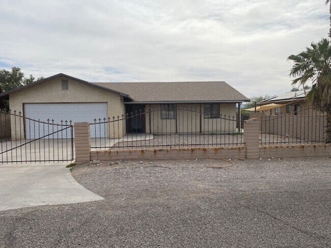 Building Photo - 3 Bedroom Home with Fenced Yard and Garage